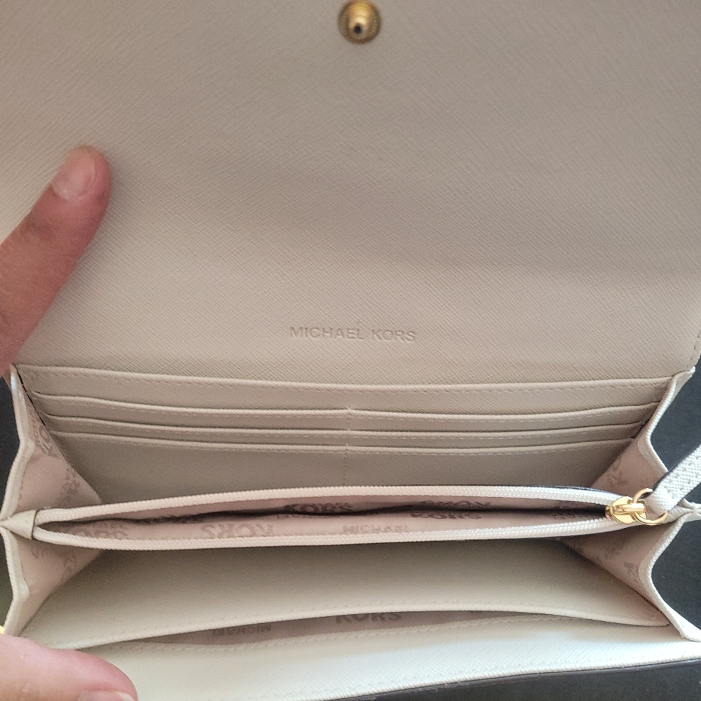 Michael Kors Signature Wallet - Picture 4 of 4
